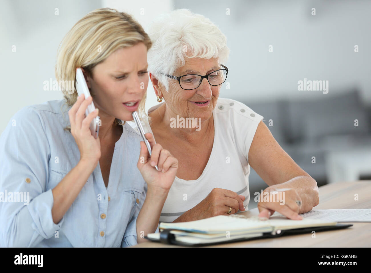 Prenotazione homehelp appuntamenti medici per donna anziana Foto Stock