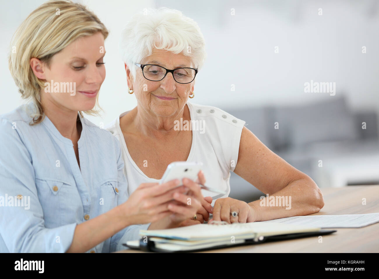 Prenotazione homehelp appuntamenti medici per donna anziana Foto Stock