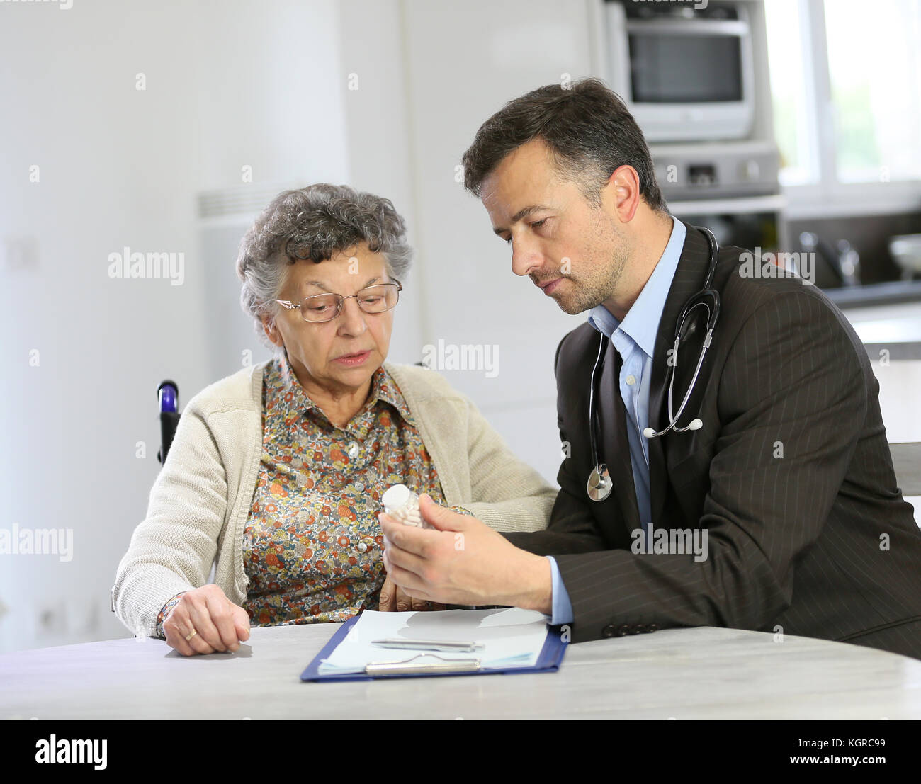 Visita medico paziente anziano a casa Foto Stock
