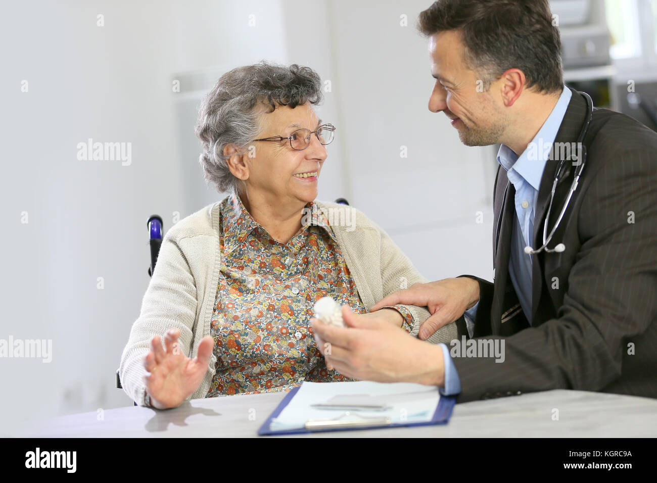 Visita medico paziente anziano a casa Foto Stock