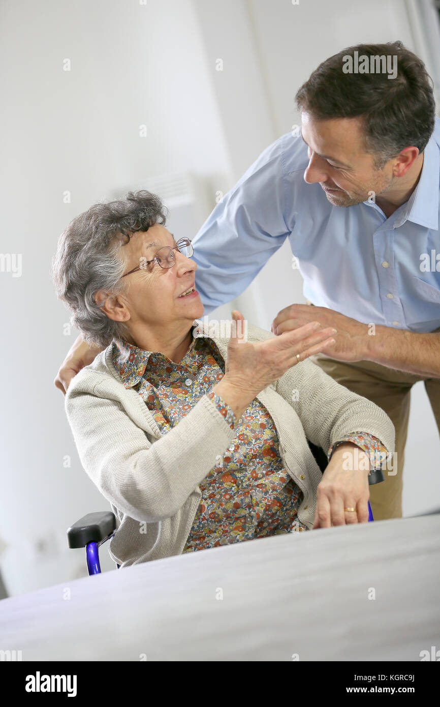 Supporto homecarer donna anziana a casa Foto Stock