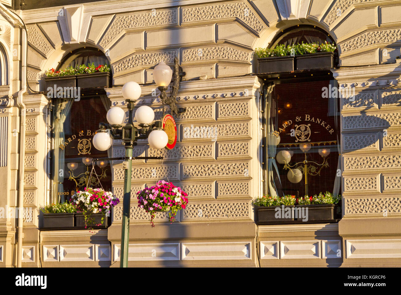 Finestre decorative di Bard e banchiere edificio in Victoria, BC, Canada. Foto Stock