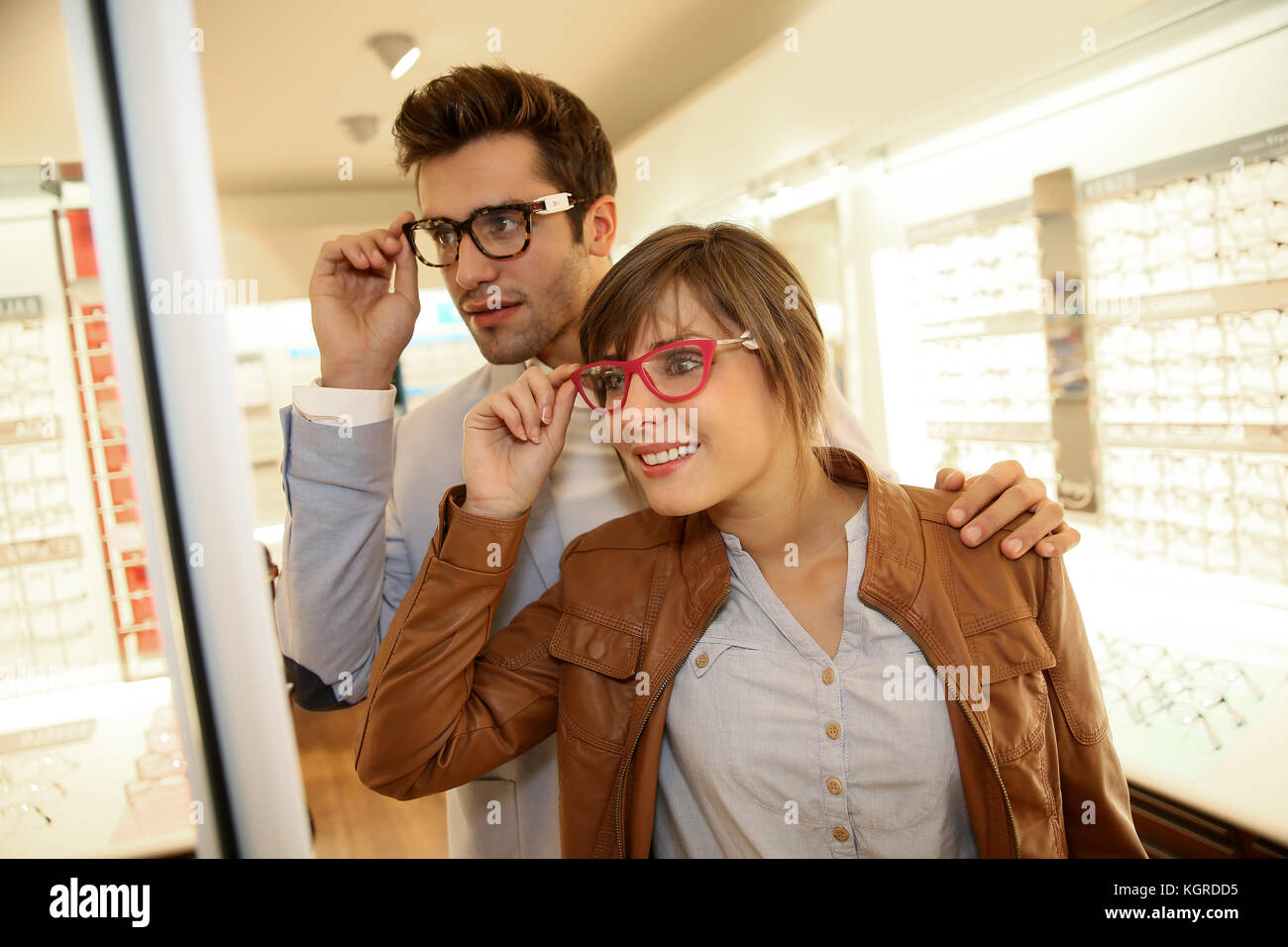 Matura in negozio ottica scelta di occhiali da vista Foto stock - Alamy