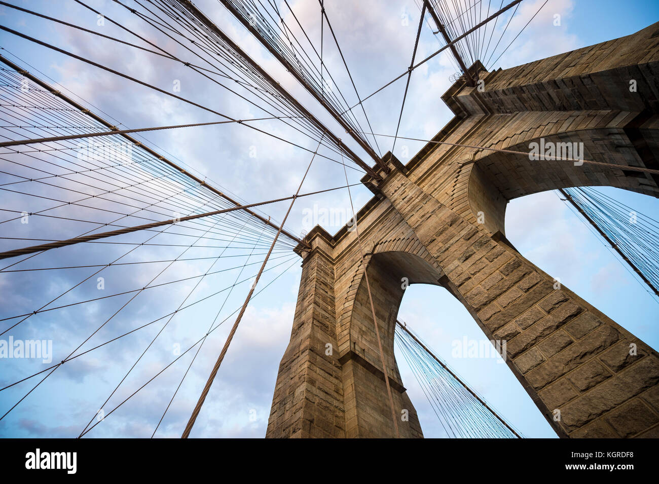 Architectural close-up i dettagli del punto di riferimento ponte di Brooklyn a New York City con i suoi leggendari cavi di acciaio rendendo criss-cross patterns al tramonto Foto Stock