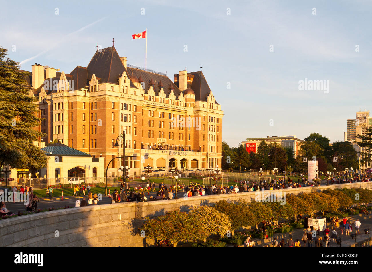 Empress Hotel in Victoria, British Columbia, Canada nel tardo pomeriggio di luce con la folla si celebra il giorno del Canada. Foto Stock