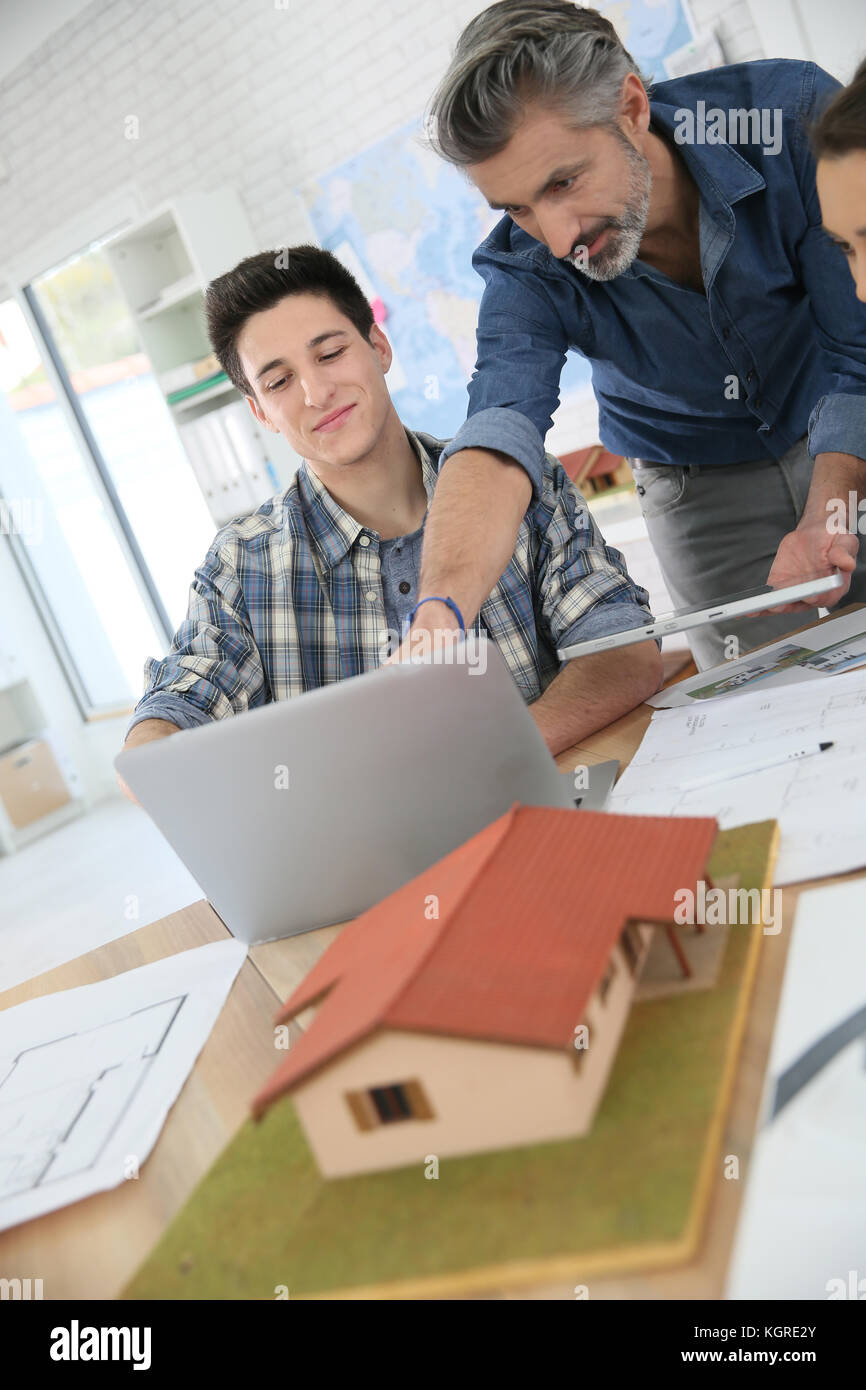 Insegnante con gli studenti nella scuola di architettura Foto Stock