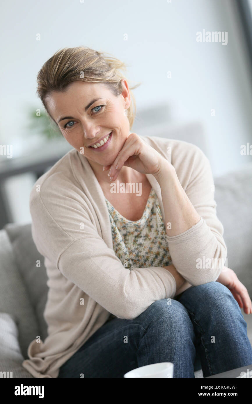 Ritratto di attraente donna di mezza età Foto Stock