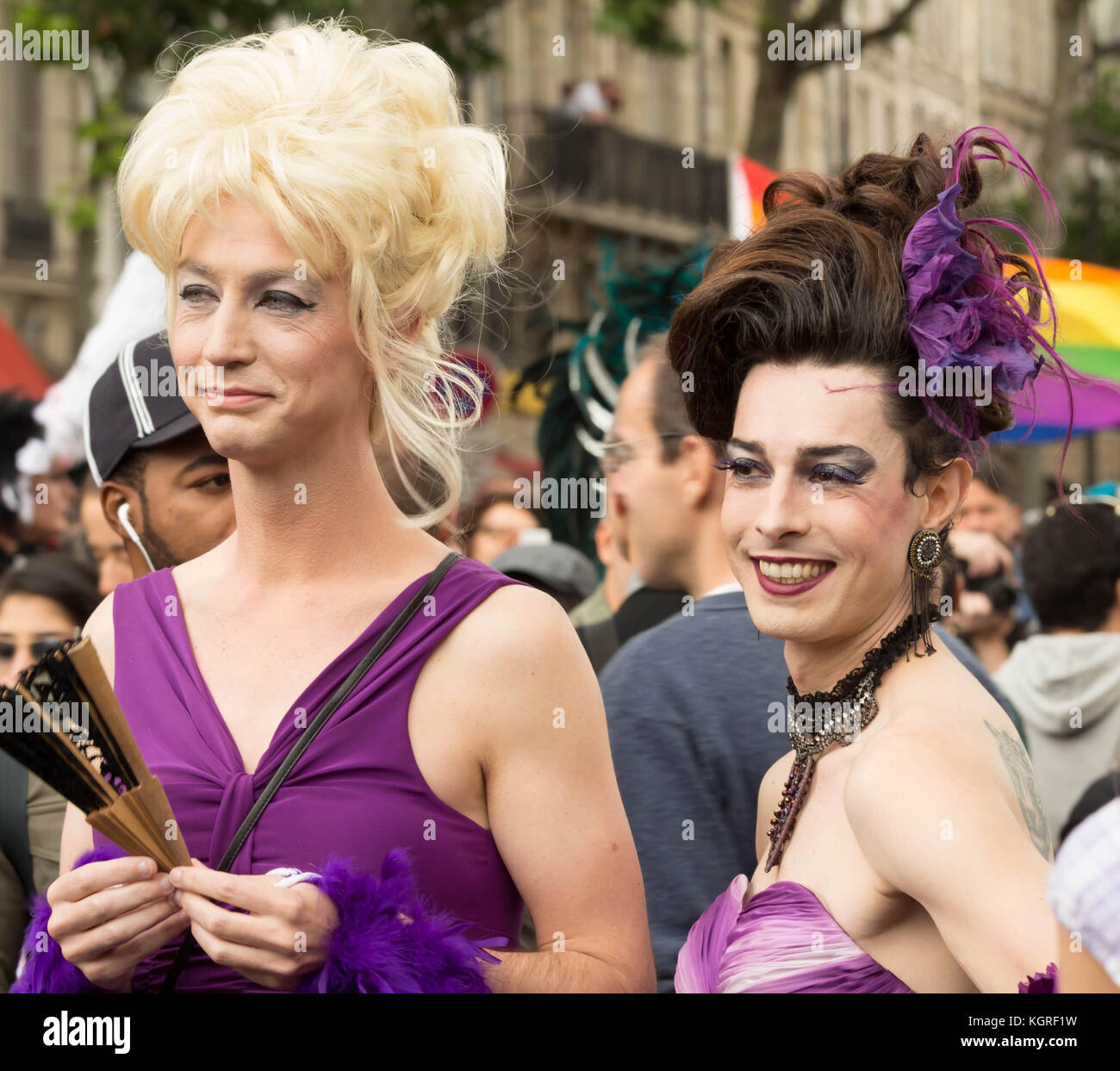 I partecipanti alla parata gay di orgoglio a Parigi, Francia. Foto Stock