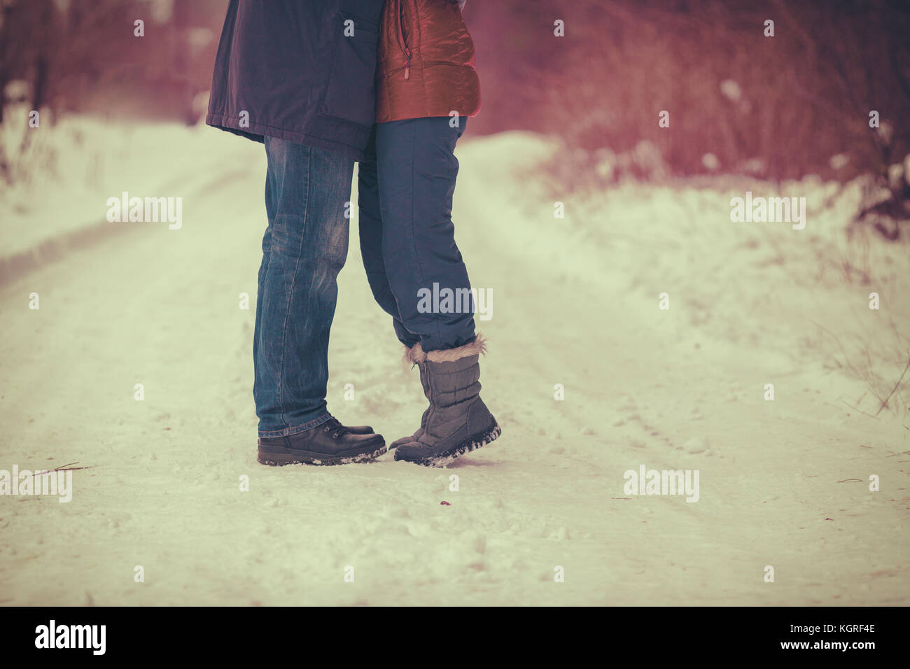 La coppia in amore all'aperto in inverno. L uomo e la donna baciando e abbracciando Foto Stock