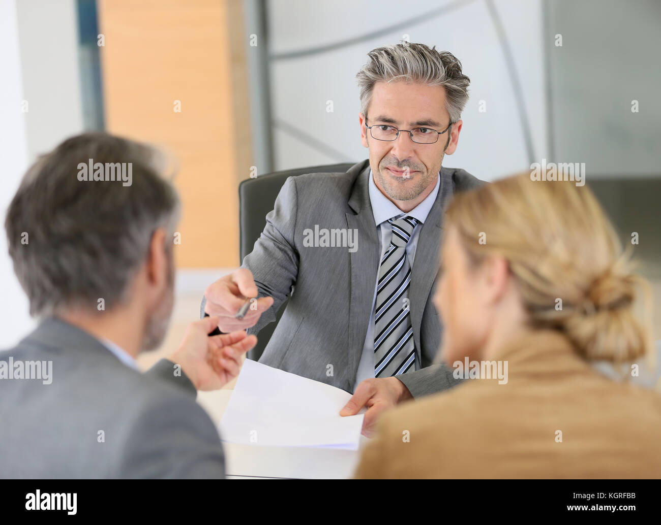 Coppia matura firma contratto in studio di avvocati Foto Stock