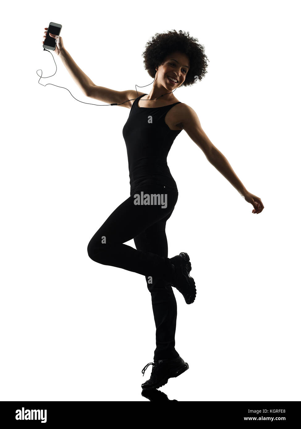 Una razza mista africana di adolescente Ragazza donna felice ballerina ballare ascoltando musica in studio ombra silhouette isolati su sfondo bianco Foto Stock