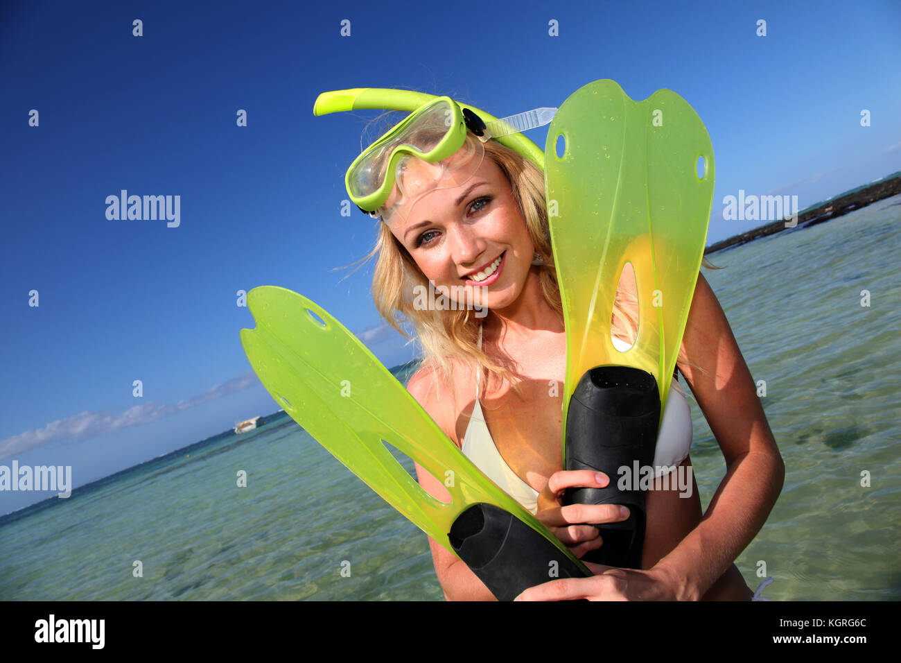 Donna sorridente che indossa lo snorkeling outfit Foto Stock