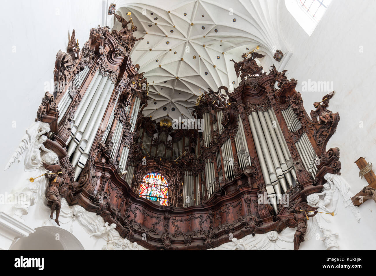 Grande organo di oliwa presso il archcathedral oliwa in Gdansk, Polonia, visto dal di sotto. Foto Stock