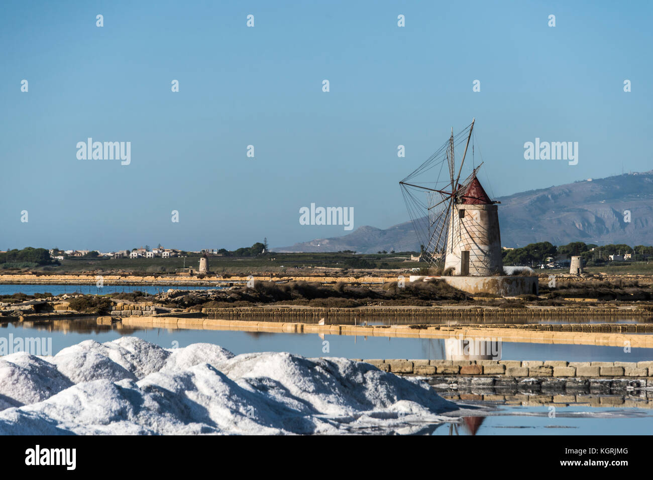 Vecchio mulino a vento utilizzati per pompare acqua dal sale piscine, moxia, marsala, Sicilia Foto Stock
