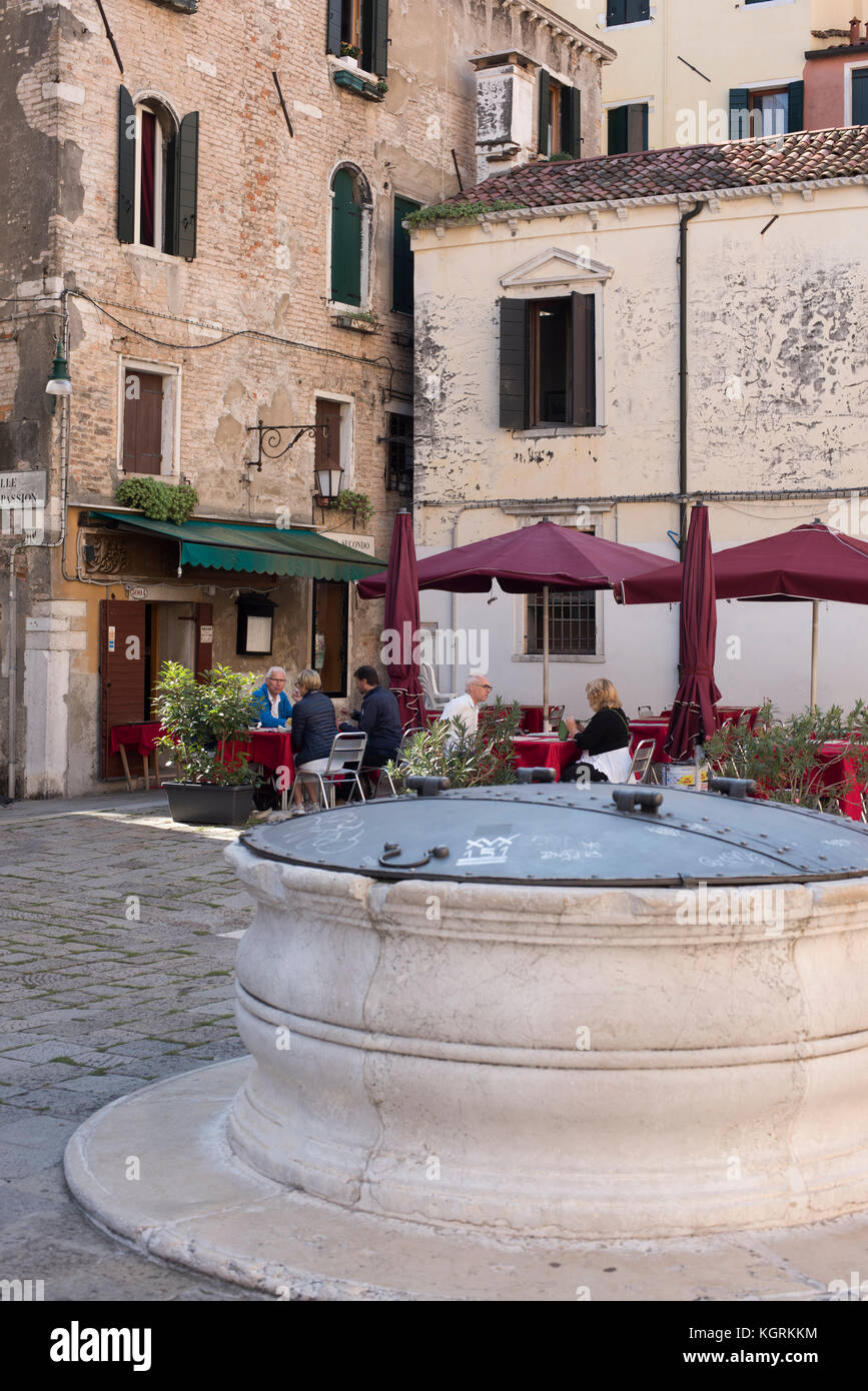 Acqua veneziano bene davanti a un ristorante tra calle larga e calle de la passione Foto Stock
