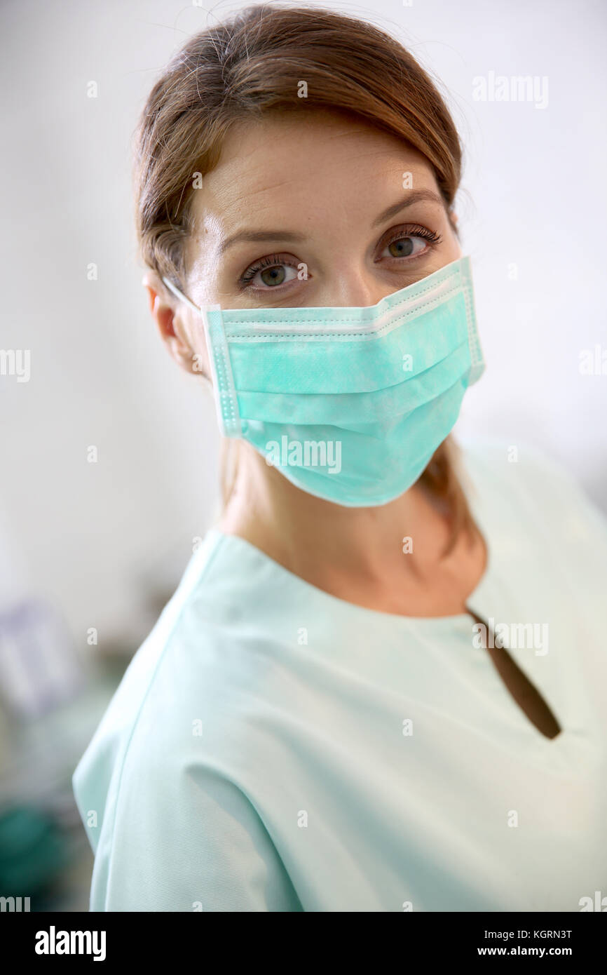 Ritratto di chirurgo donna che indossa la maschera Foto Stock