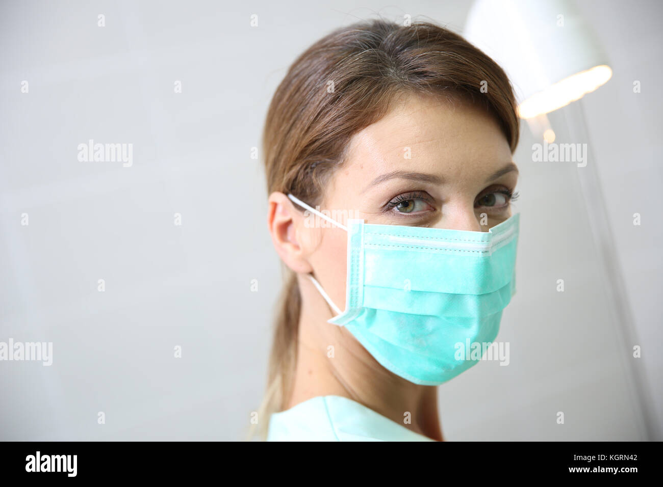 Ritratto di chirurgo donna che indossa la maschera Foto Stock