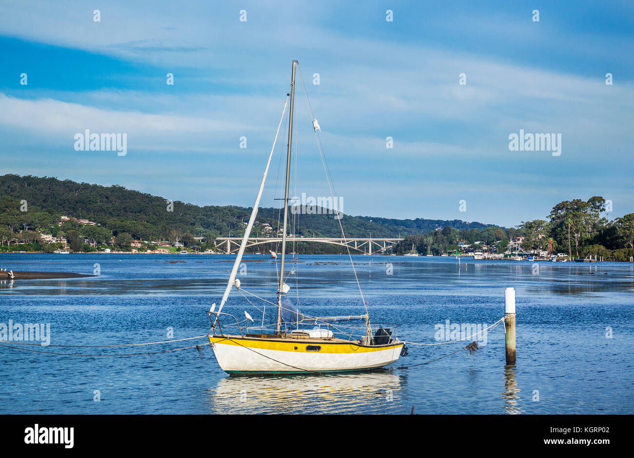 Australia, Nuovo Galles del Sud, Central Coast, Woy Woy, barca a vela moord a Brisbane acqua con vista del Ponte di rip Foto Stock