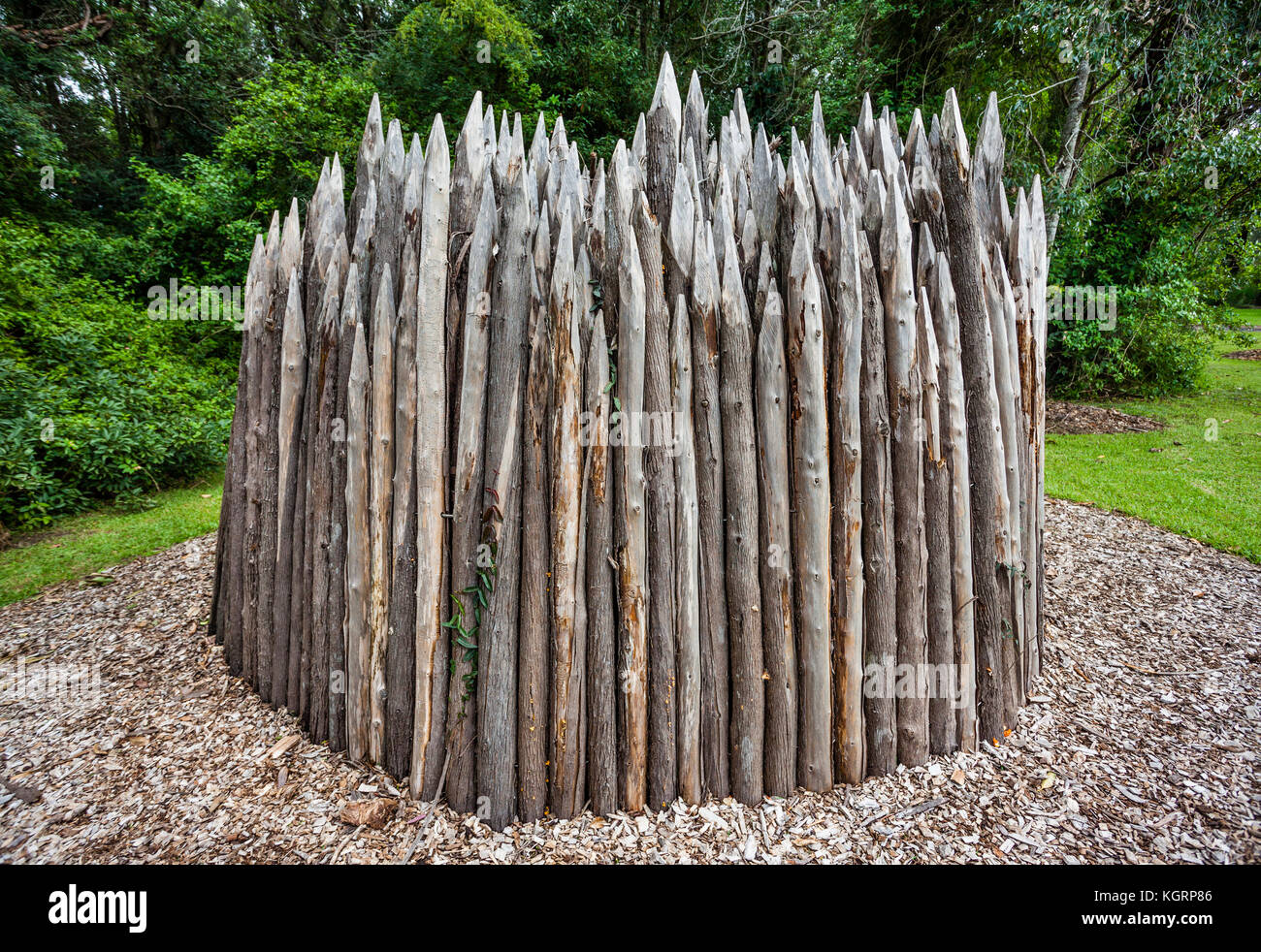 Australia, Nuovo Galles del Sud, Central Coast, trementina pole arte di installazione intitolata "rifugio" al Edogawa giardino commemorativo, Est Gosford Foto Stock