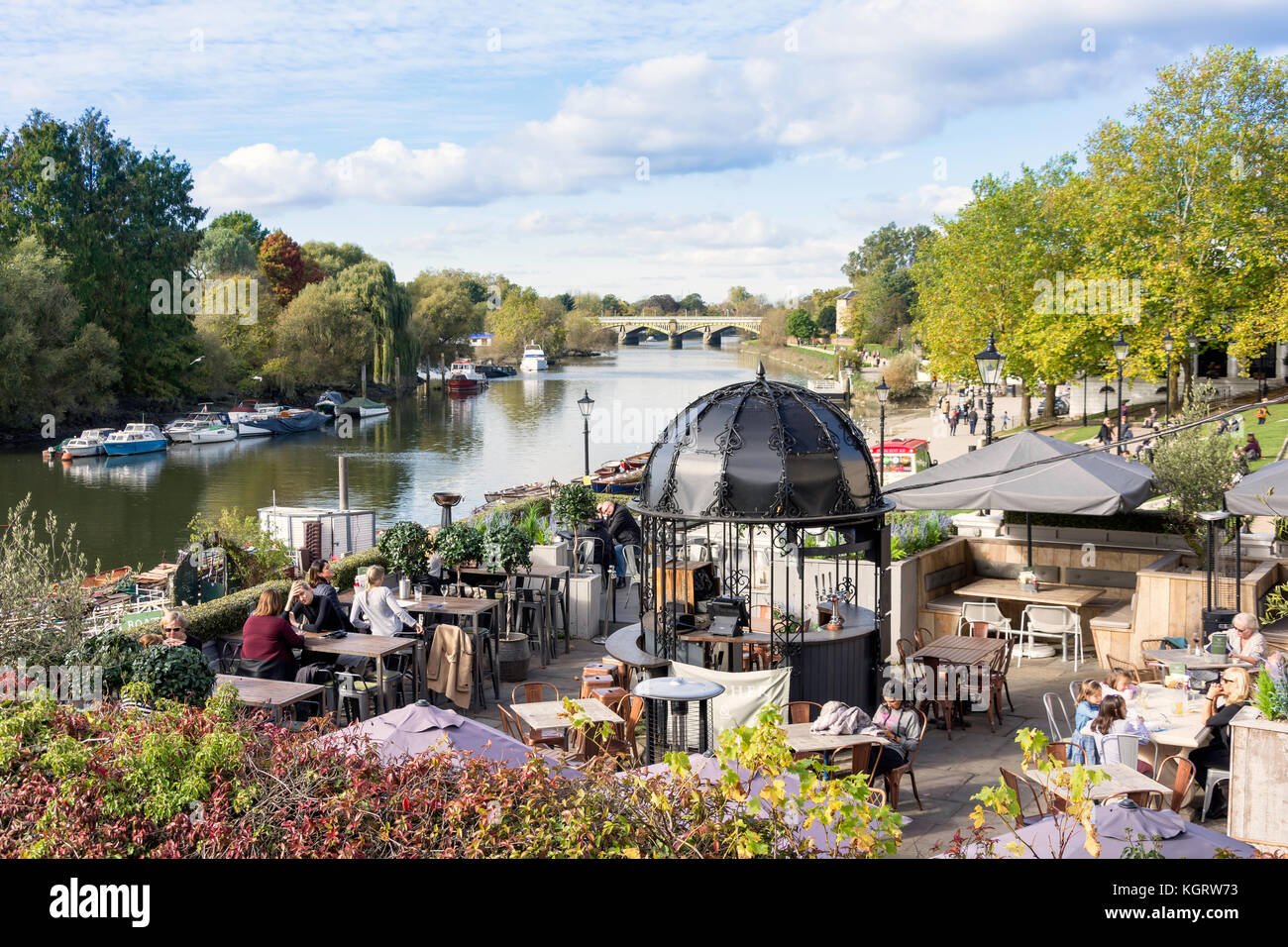 La Pitcher & Piano Bar terrazza che si affaccia sul Tamigi, Richmond, London Borough of Richmond upon Thames, Greater London, England, Regno Unito Foto Stock