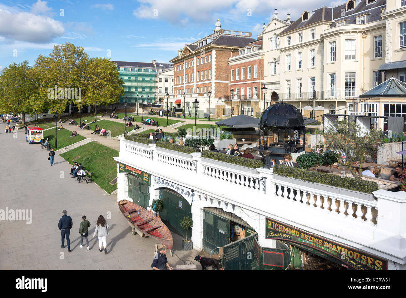 La Pitcher & Piano Bar terrazza che si affaccia sul Tamigi, Richmond, London Borough of Richmond upon Thames, Greater London, England, Regno Unito Foto Stock