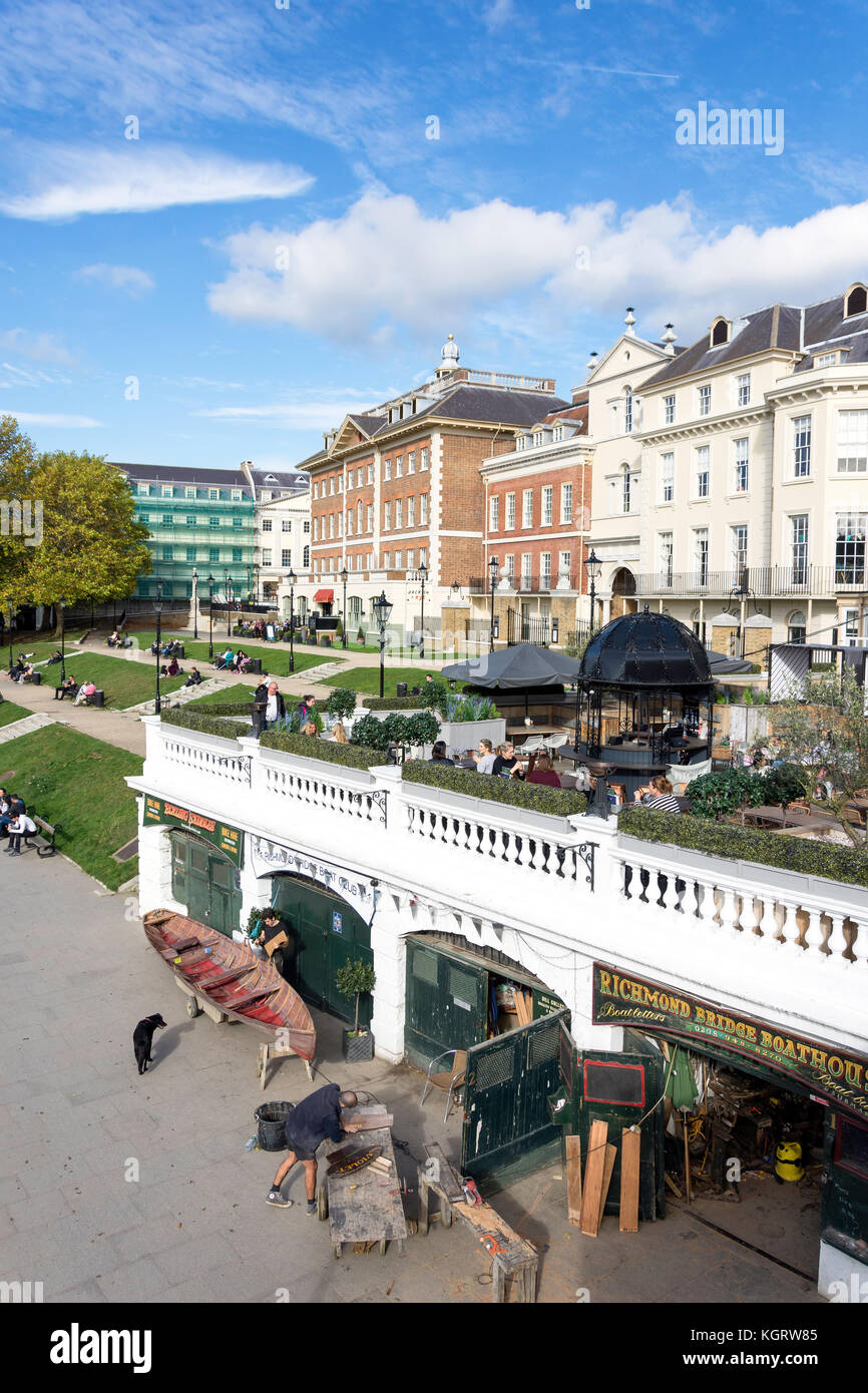 La Pitcher & Piano Bar terrazza che si affaccia sul Tamigi, Richmond, London Borough of Richmond upon Thames, Greater London, England, Regno Unito Foto Stock