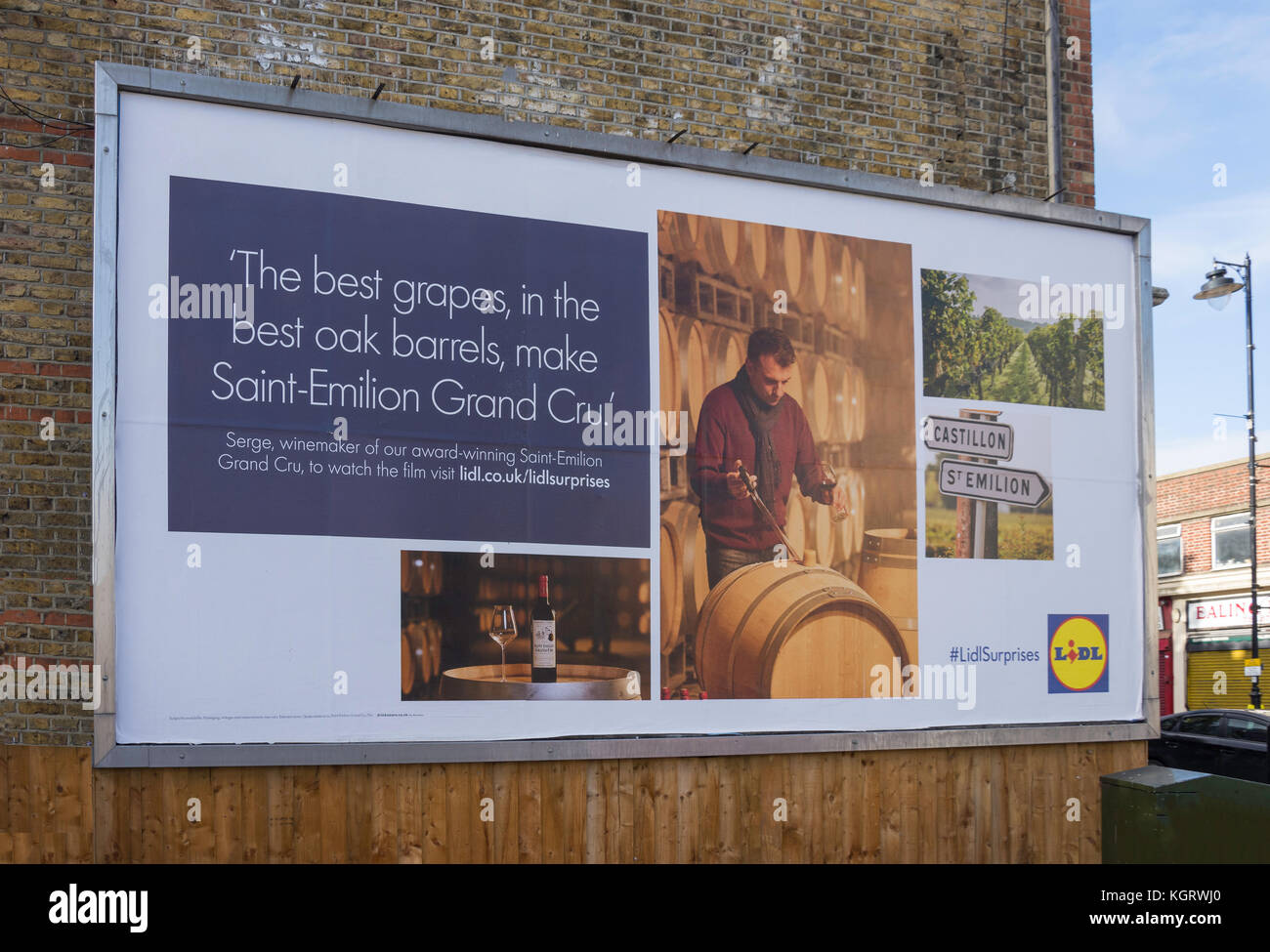 La pubblicità tramite Affissioni Lidl, Hanwell Broadway, Hanwell, London Borough of Ealing, Greater London, England, Regno Unito Foto Stock