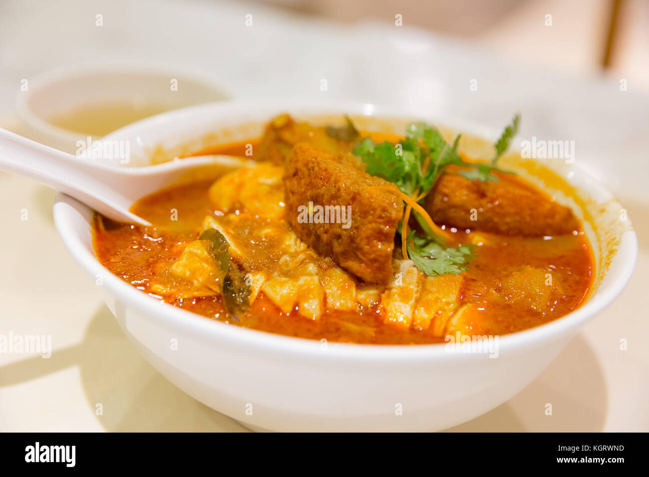Carni fresche con sugo di carne nella terrina servita sulla tavola di ristorante Foto Stock