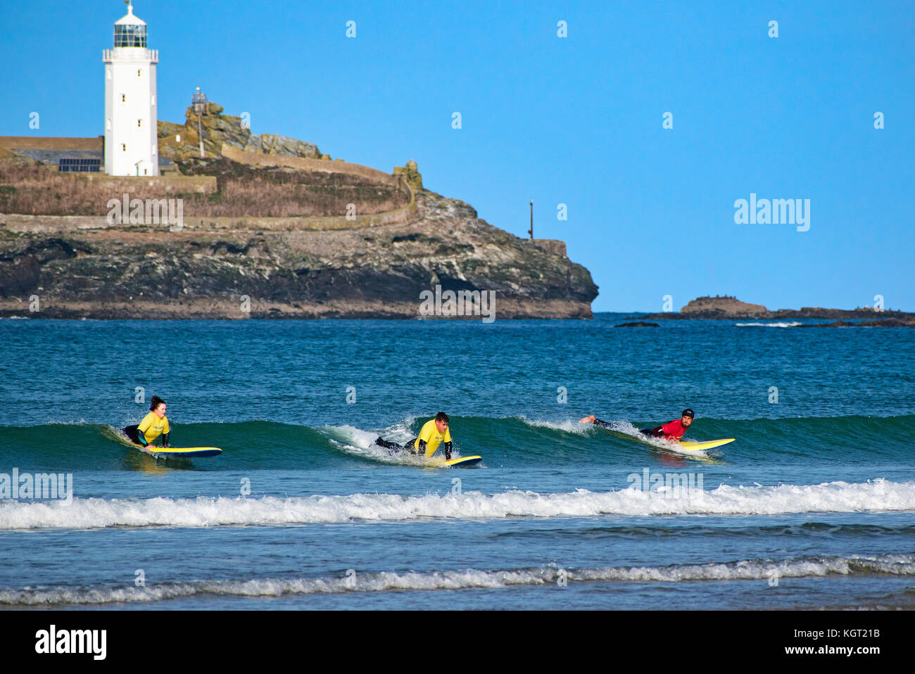 Scuola di surf dando lezione di surf a godrevy in Cornovaglia, Inghilterra, Regno Unito. Foto Stock