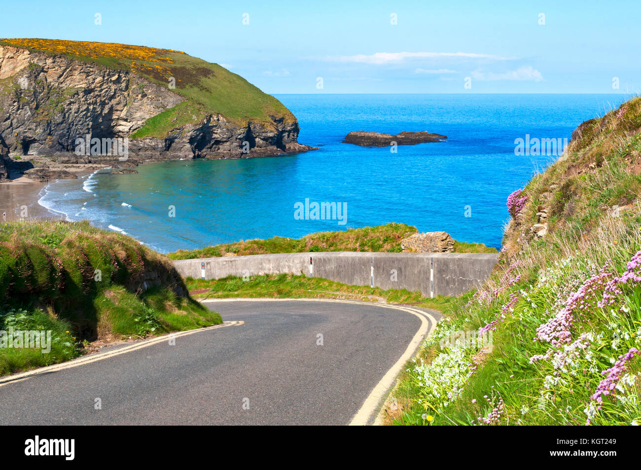 La strada costiera a portreath in Cornovaglia, England, Regno Unito Foto Stock