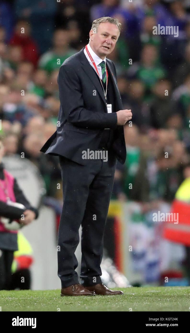 Il manager dell'Irlanda del Nord Michael o'Neill gioca sulla linea di contatto durante la Coppa del mondo del 2018 Qualifying Play-off, prima tappa al Windsor Park di Belfast. Foto Stock