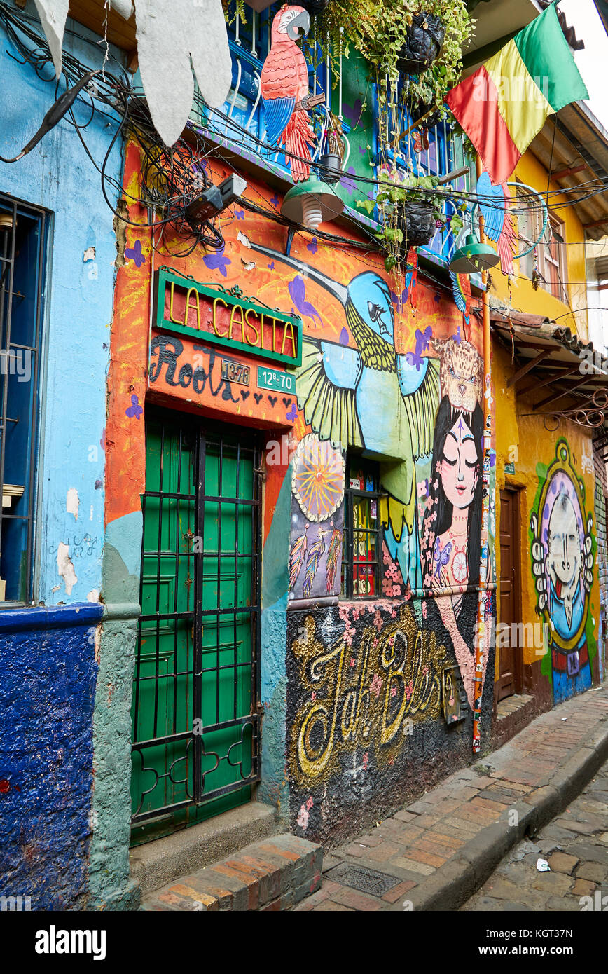 Graffiti in una tipica costruzione in candelaria, Bogotà, Colombia, Sud America Foto Stock
