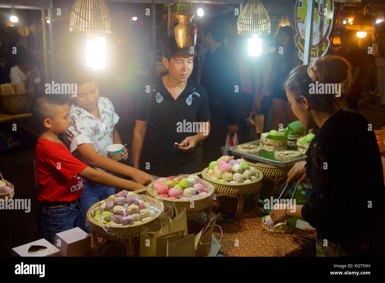 Un mercato notturno in nakhon si thammarat, Thailandia Foto Stock