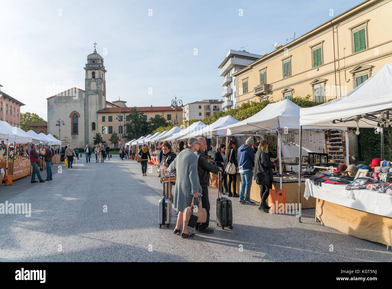 Strada del mercato nel centro di Pisa, Toscana, Italia vendita di beni tradizionali Foto Stock