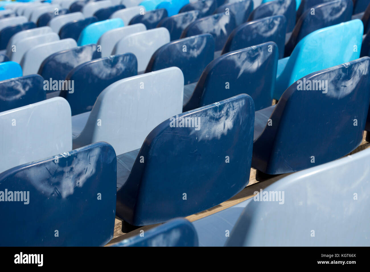 Blue posti vuoti in uno stadio dal retro Foto Stock
