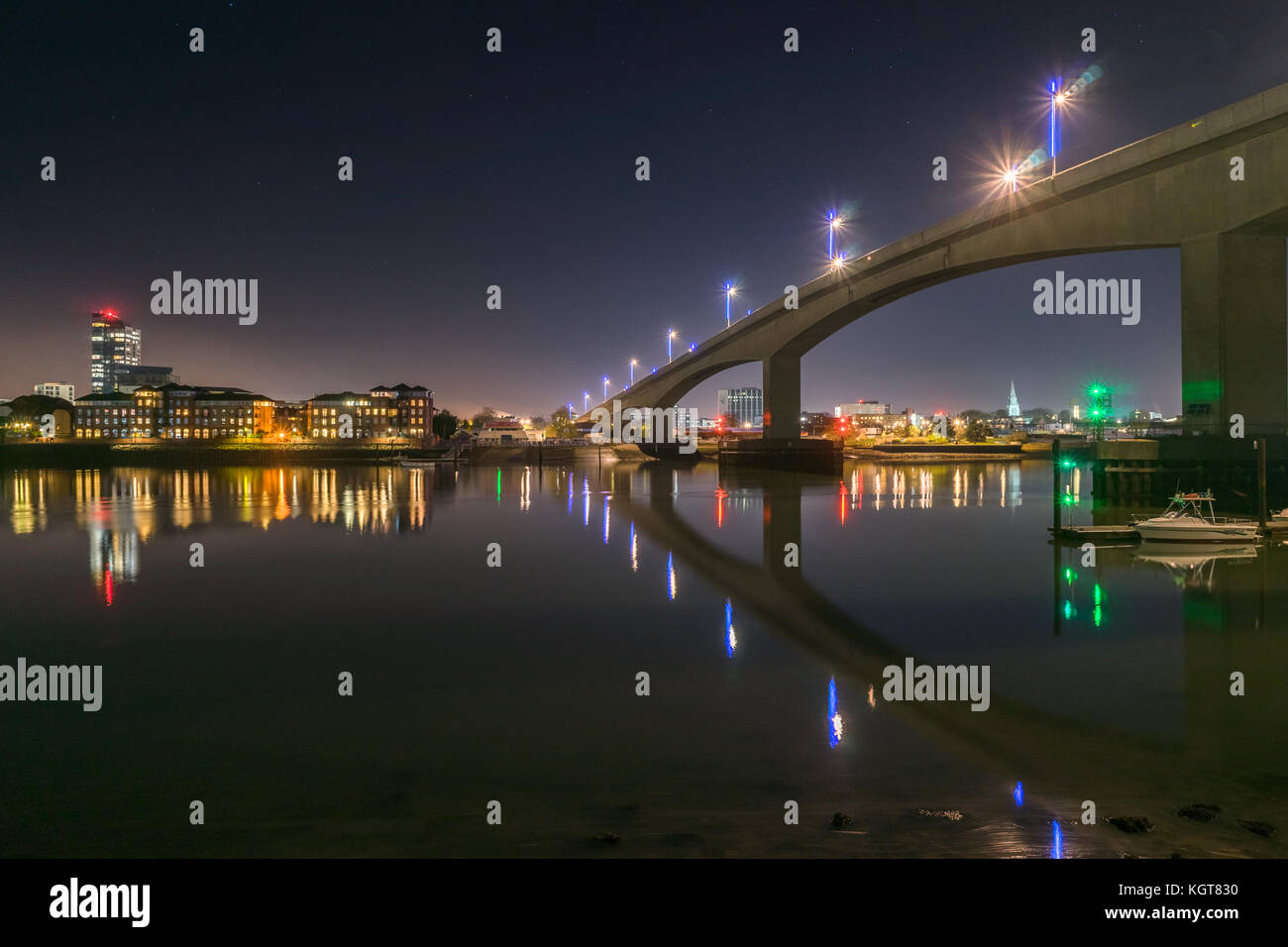 Illuminato Itchen ponte sul fiume Itchen di notte nel 2017 Southampton, Hampshire, Inghilterra, Regno Unito Foto Stock