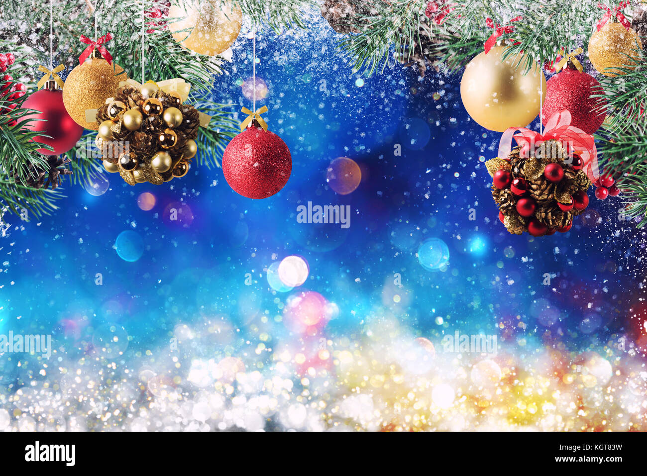 Decorazione di natale con la neve, pini e la sfera con sfondo scintillanti Foto Stock