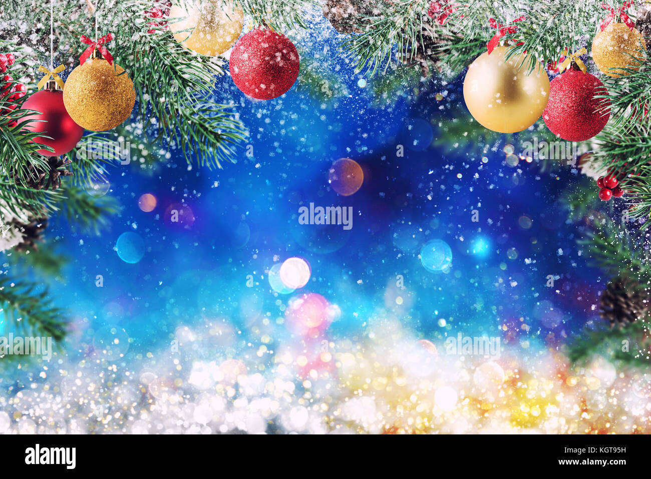 Decorazione di natale con la neve, pini e la sfera con sfondo scintillanti Foto Stock