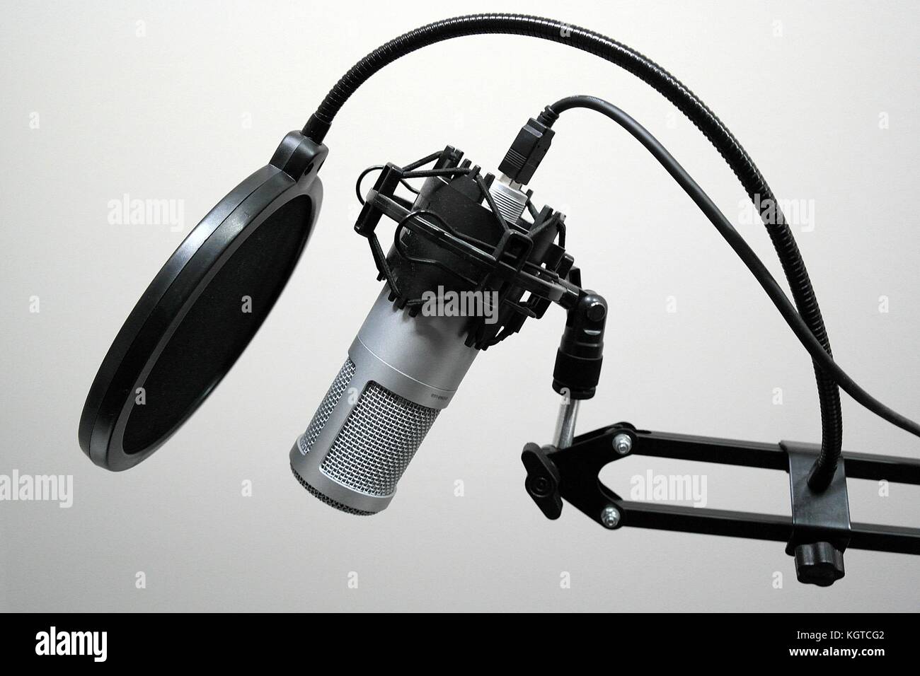 Microfono su un supporto con parabrezza Foto Stock