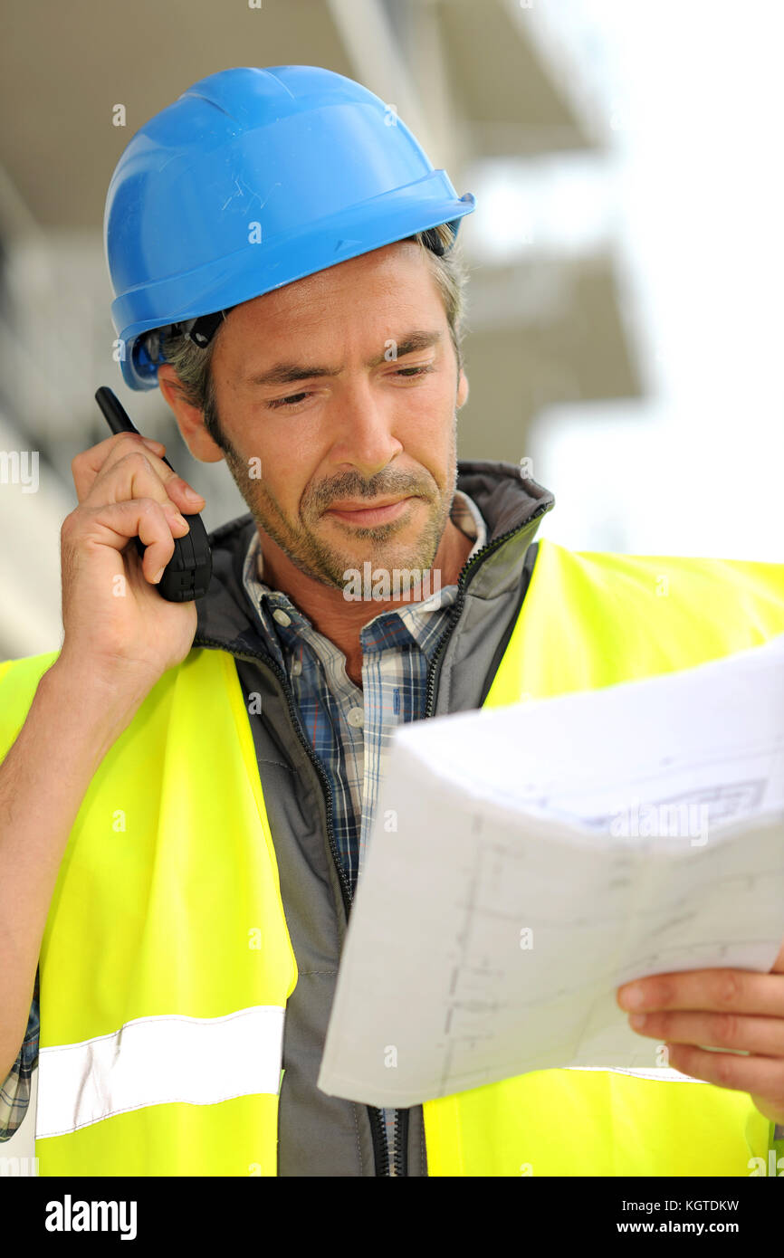 Ritratto di costruzione manager utilizzando un walkie-talkie Foto Stock
