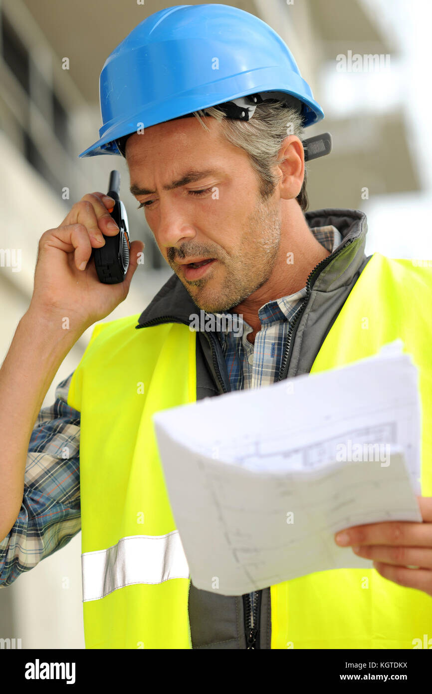 Ritratto di costruzione manager utilizzando un walkie-talkie Foto Stock