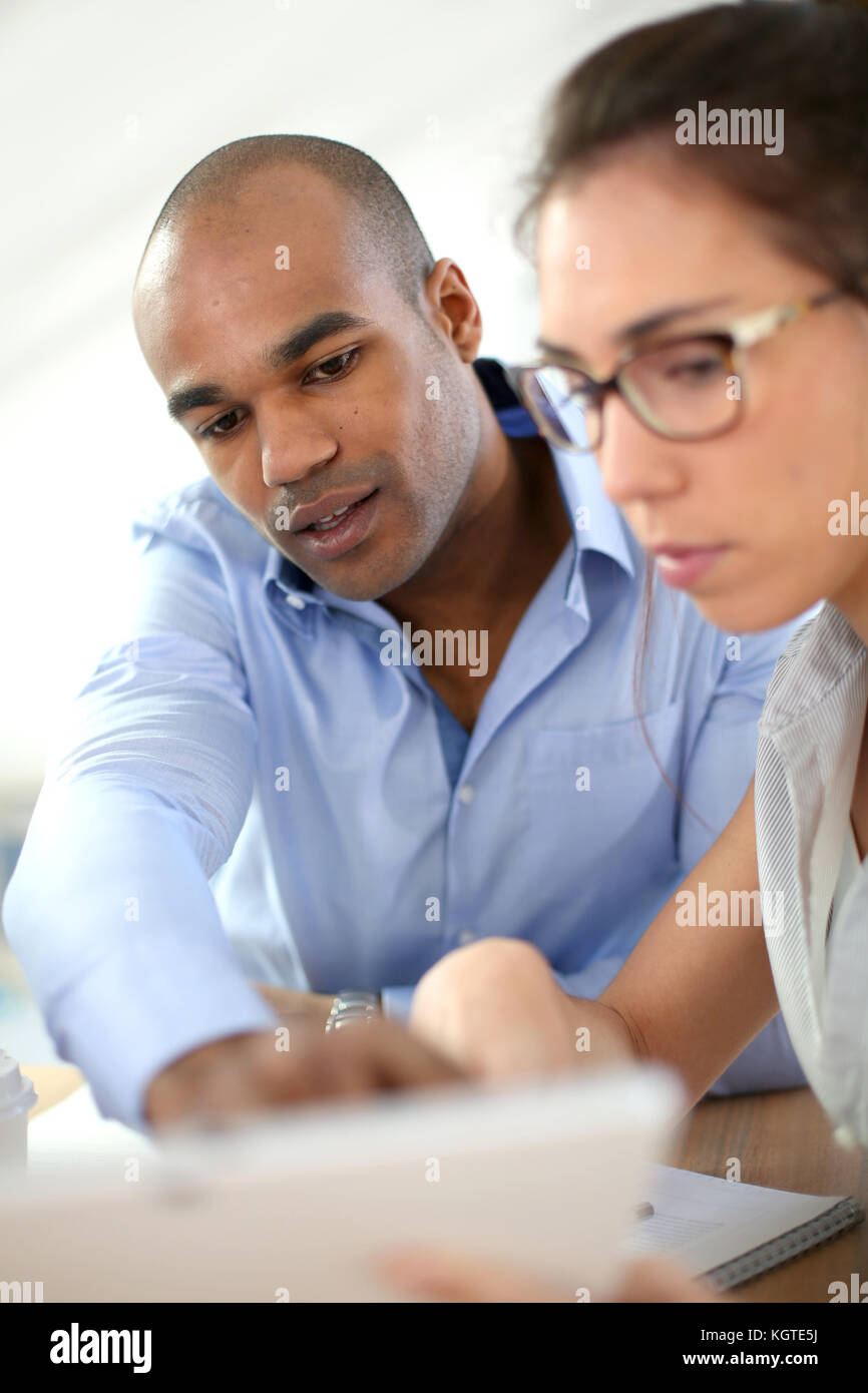 I giovani nella riunione di affari Foto Stock