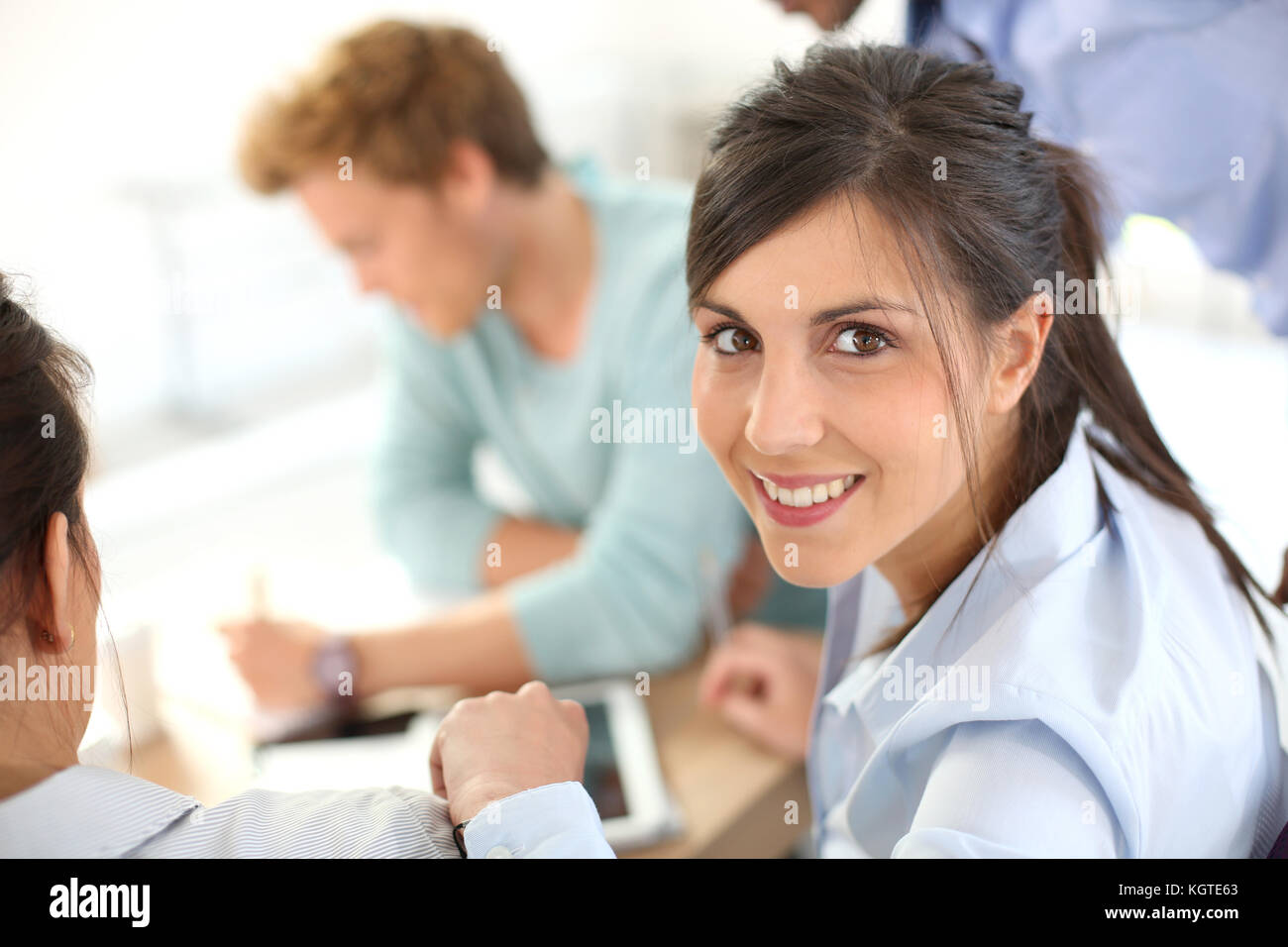 Sorridente giovane imprenditrice nel business meeting Foto Stock