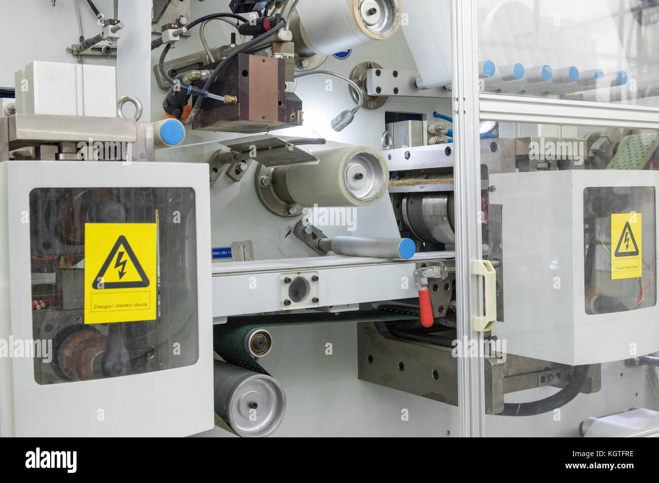 Fabbrica e attrezzature per la produzione di assorbenti igienici femminili. donne igiene pad su un nastro trasportatore closeup Foto Stock