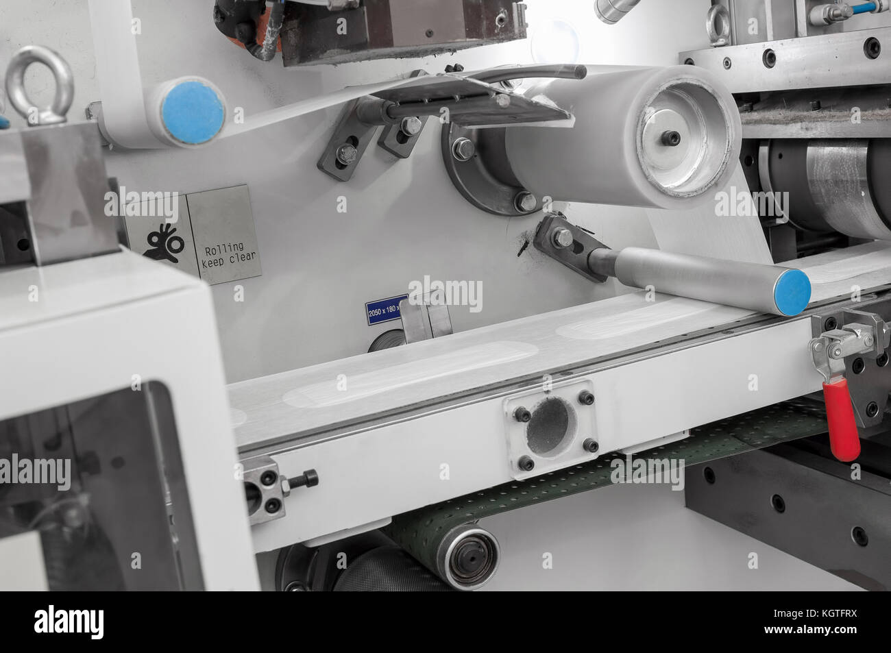 Fabbrica e attrezzature per la produzione di assorbenti igienici femminili. donne igiene pad su un nastro trasportatore closeup Foto Stock