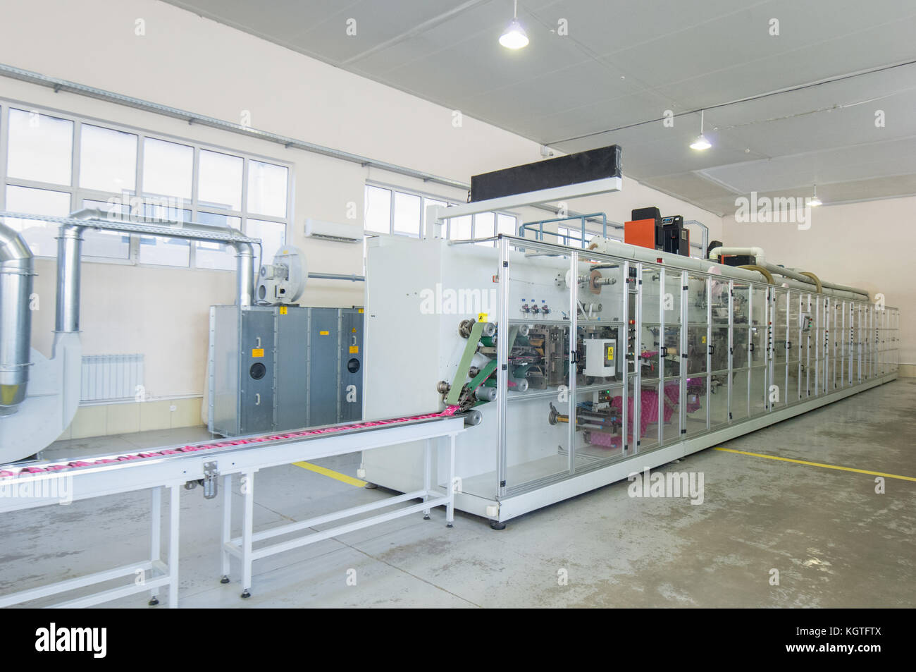 Fabbrica e attrezzature per la produzione di assorbenti igienici femminili. Foto Stock