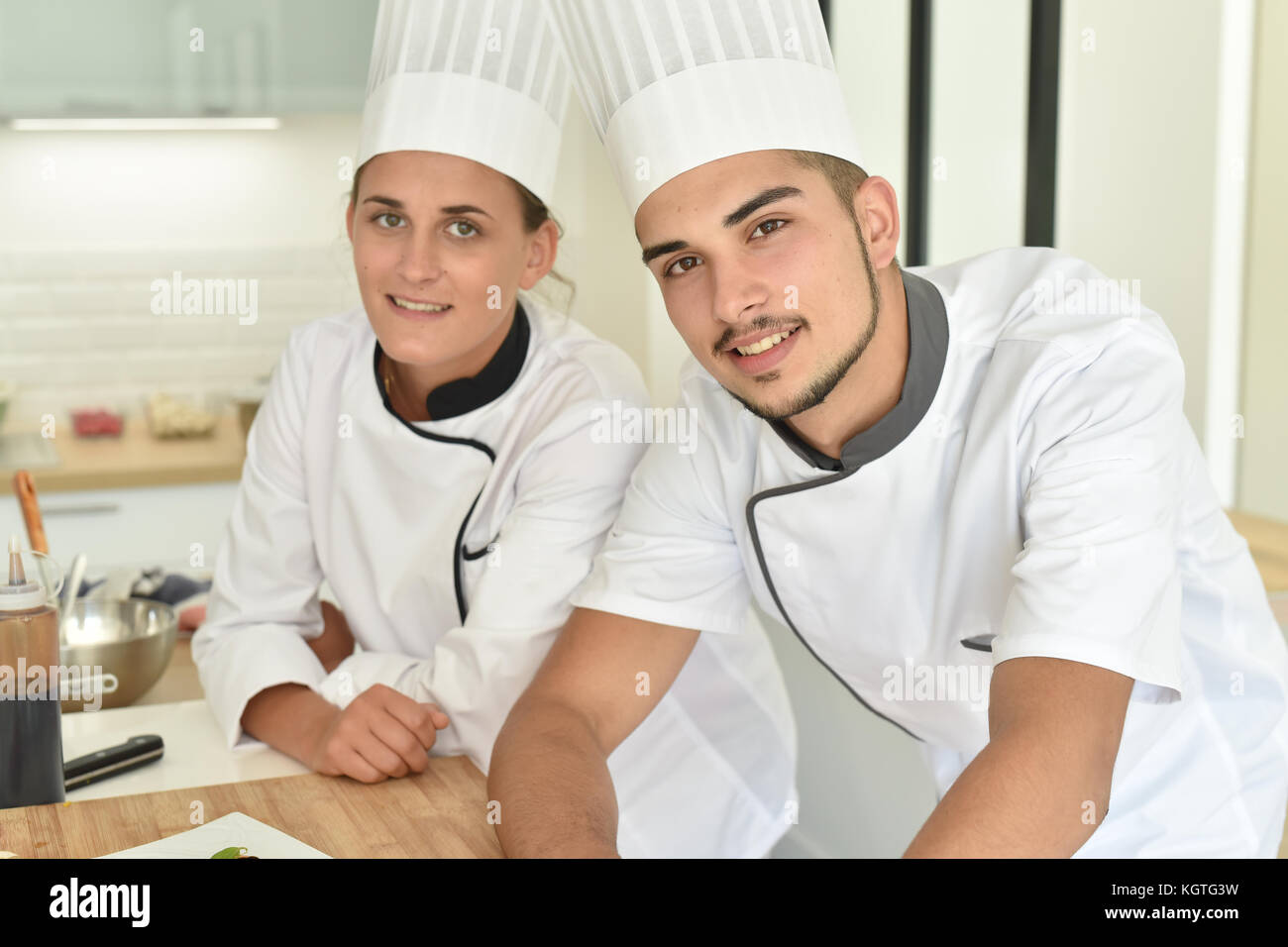 La cottura di studenti in uniforme che frequentano corsi di formazione Foto Stock