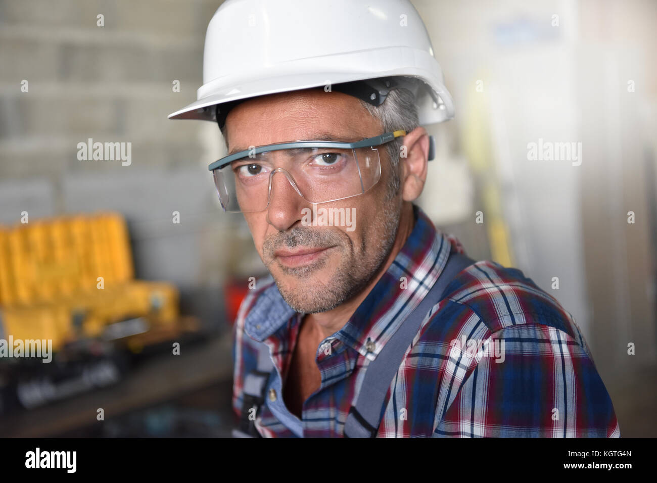 Ritratto di metallurgo con casco di sicurezza in laboratorio Foto Stock