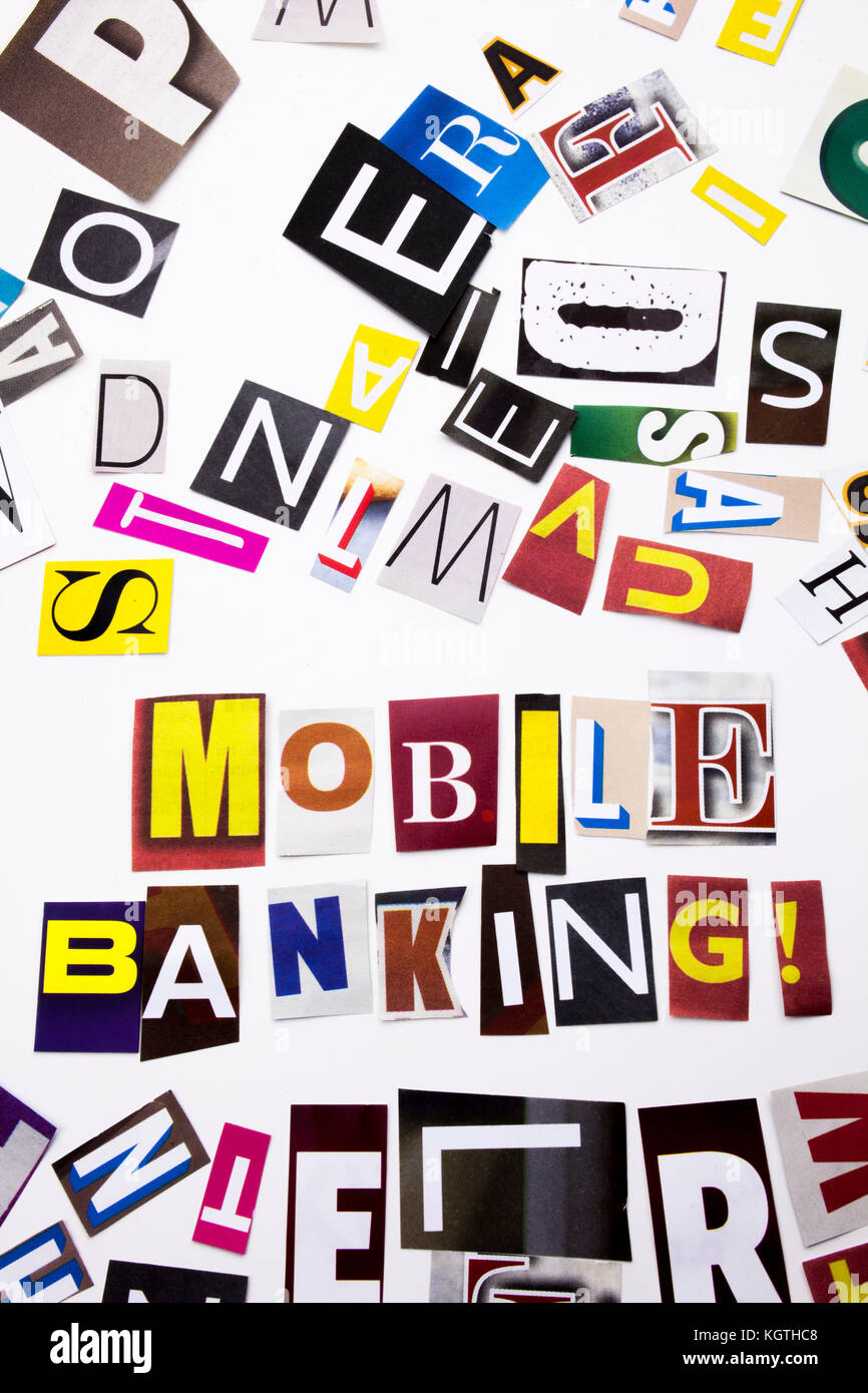 Una parola di scrittura di testo che mostra il concetto di mobile banking realizzata in diversi magazine giornali lettera per il business case sullo sfondo bianco con spazio Foto Stock