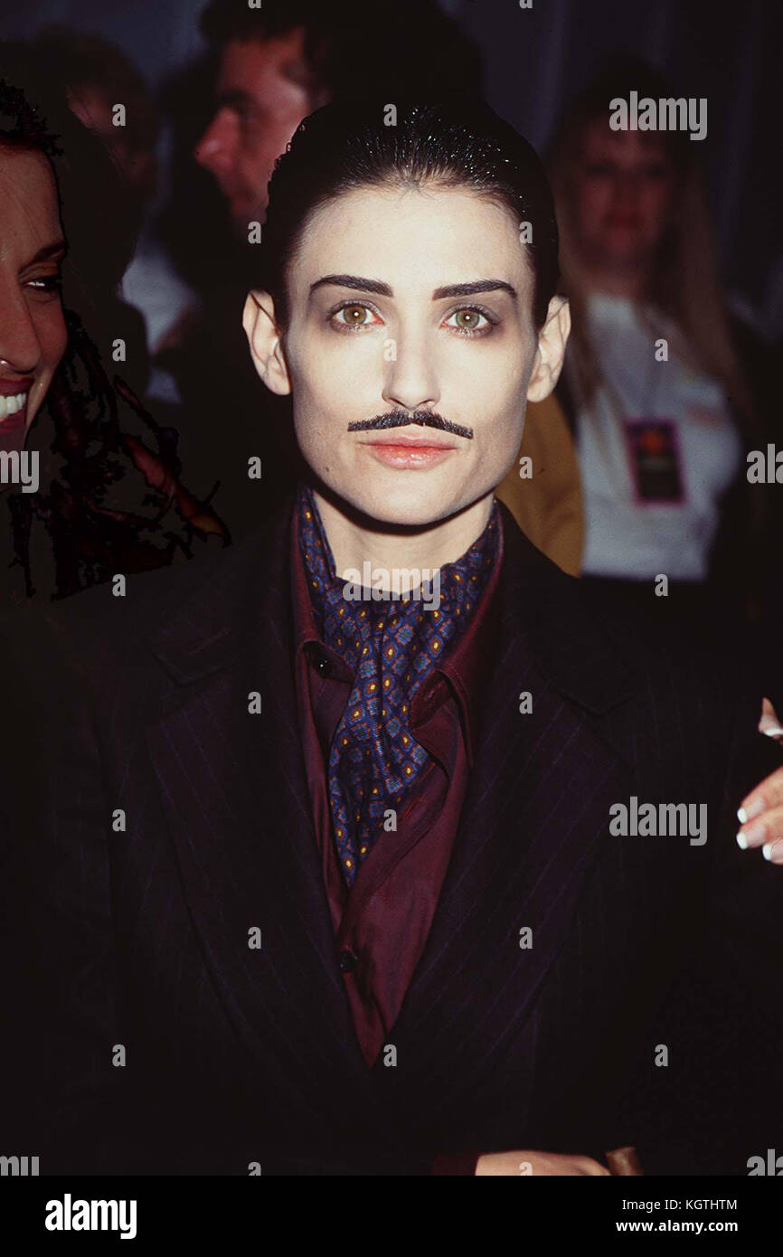 Demi Moore - moustachedemi moore - = persone, , headshot, , premiere, premi mostra, arrivo, tappeto rosso evento, verticale, sorridente, industria cinematografica, Stati Uniti d'America, attrice cinematografica, movie celebrity, artista, celebrità, guardando la telecamera, fotografia, arte cultura e intrattenimento, partecipare ad un evento, bestof, una persona, Foto Stock